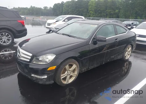 2014 Mercedes-Benz C 250 250 z USA, uszkodzony, nr VIN WDDGJ4HB5EG289213